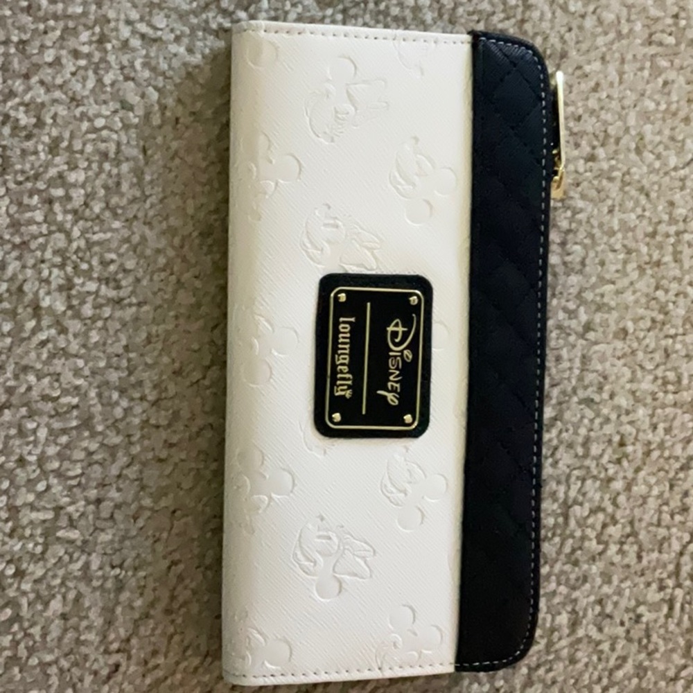 Disney loungefly wallet.  Good condition never used.